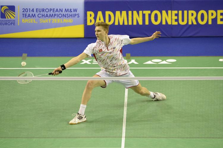 videre. Viktor Axelsen kom fint fra start i turneringen i Indien, hvor danskerne skal skrabe point sammen til verdensranglisten. 