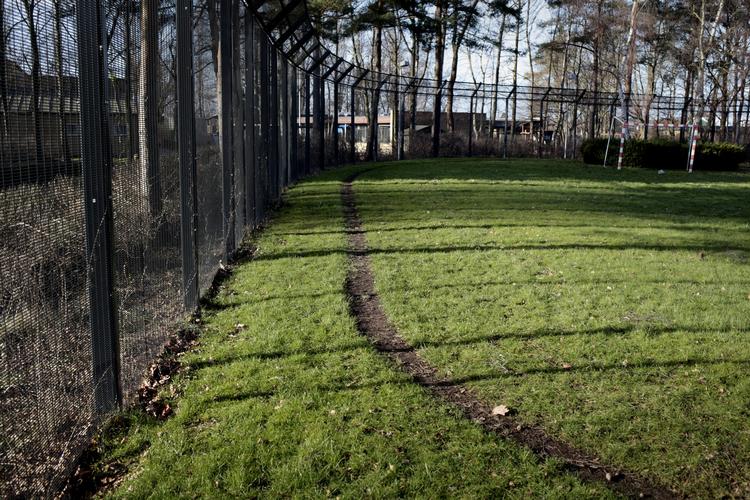 Sti. Denne sti rundt i haven på retspsykiatrisk afsnit 80 i Glostrup er skabt af én eneste patient. Hver dag gennem et års tid spadserede han 10-15 kilometer rundt i haven. Hans fodspor gravede sig med tiden gennem græsset og ned i jorden. Som en dyreveksel ude i naturen. 