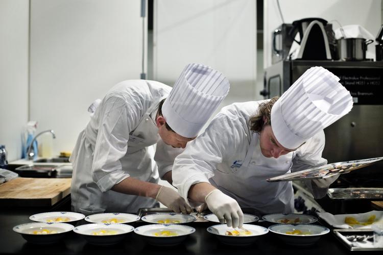 Vinder. Morten Falk (th) fra Michelin-restauranten Kadeau var også i finalen i 2009 i Bella Center. 