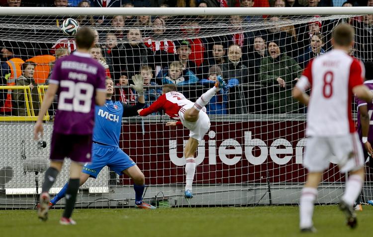1-0. På et perfekt indlæg pander Kasper Risgaard bolden i kassen til sejrsmålet. 