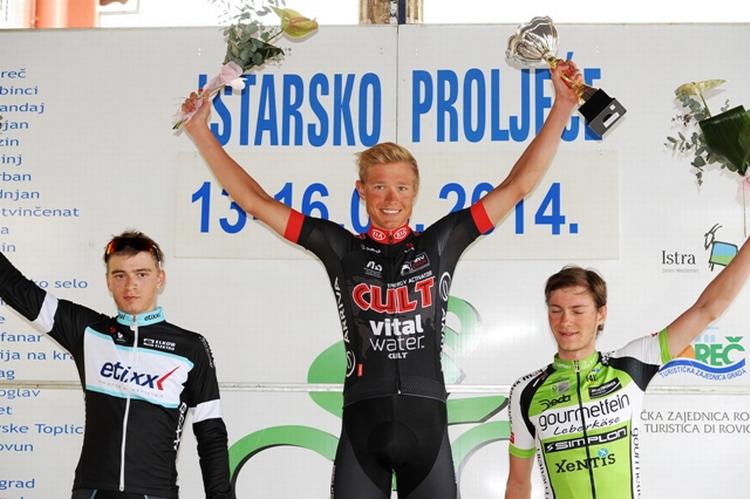 PODIET. Magnus Cort hyldes på podiet som samlet vinder af Istrian Spring Trophy flankeretaf tjekken Karel Hnik (tv) og østrigeren Felix Grossschartner. Foto: Mario Stiehl. 