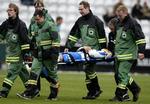 GROGGY. Med en halskrave blev Jacob Barrett Laursen, som OB har lejet af Juventus, båret fra banen. 