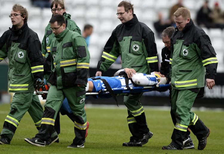 GROGGY. Med en halskrave blev Jacob Barrett Laursen, som OB har lejet af Juventus, båret fra banen. 