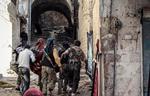 Syriensfarere. Syriske oprørere slæber her en såret kampfælle bort. Mindst 90 danske muslimer er taget til Syrien for at kæmpe, men enkelte har droppet rejseplanerne efter exit-samtaler med PET. 