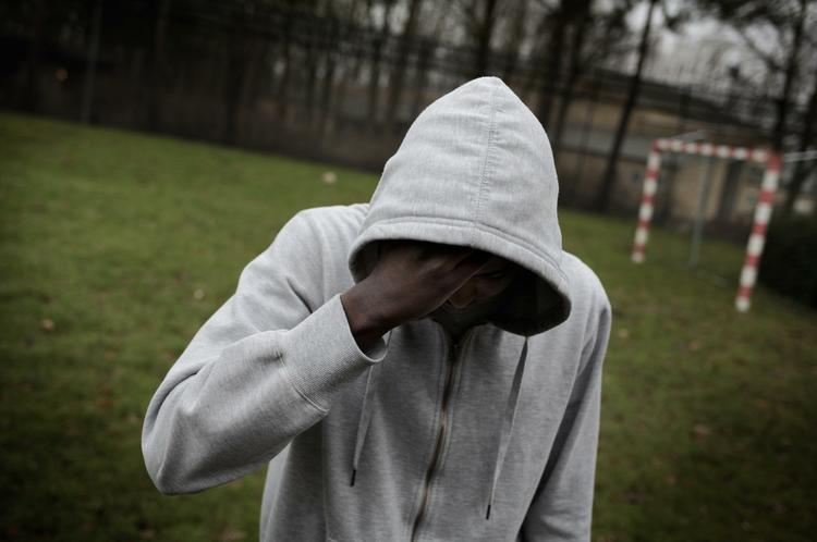 Havetur. Yusuf er indlagt på retspsykiatrisk afsnit 80 på Psykiatrisk Center Glostrup. Her trækker han frisk luft i haven. 
