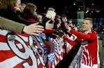 Favorit. AaBS Kasper Risgård jubler med fans i gårsdagens 1-0 sejr. Han vil dog ikke deltage i guldsnakken. 