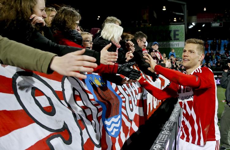 Favorit. AaBS Kasper Risgård jubler med fans i gårsdagens 1-0 sejr. Han vil dog ikke deltage i guldsnakken. 