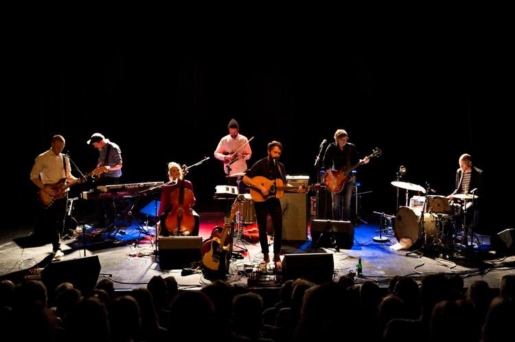 Folkdarlings. Cody tog oprindelig sit navn fra støjrockerne Mogwaïs 'Come On Die Young', men det er med en stadig mere forfinet folkrock, at Kaspar Kaae og co. erobrer musikkens hjerte. 