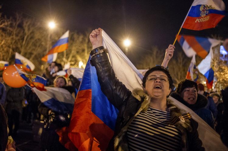 Folkeafstemning. Pro-russiske krimborgere gik på gaden med russiske flag i går aftes i glæde over valgresultatet ved folkeafstemning. 