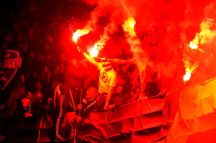 Støtte.  Brøndbys mange medrejsende tilhængere optrådte som sædvanlig med fyrværkeri, men det satte ikke meget fut i deres fodboldhold. 