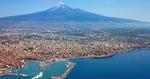 Vulkan. Catania på Sicilien med Etna lurende i baggrunden. 