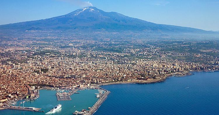 Vulkan. Catania på Sicilien med Etna lurende i baggrunden. 