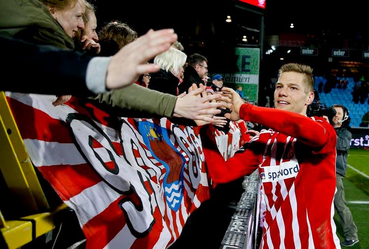 MATCHVINDER. AaB's KasperRisgård modtog ganske fortjent storhyldest efter topkampen i Aalborg. 