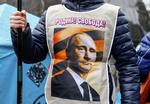 Støtte. Både på Krim og i det østlige Ukraine har der været store demonstrationer blandt borgere, som vil være en del af Rusland. Her i Donestsk i Ukraine i går. 