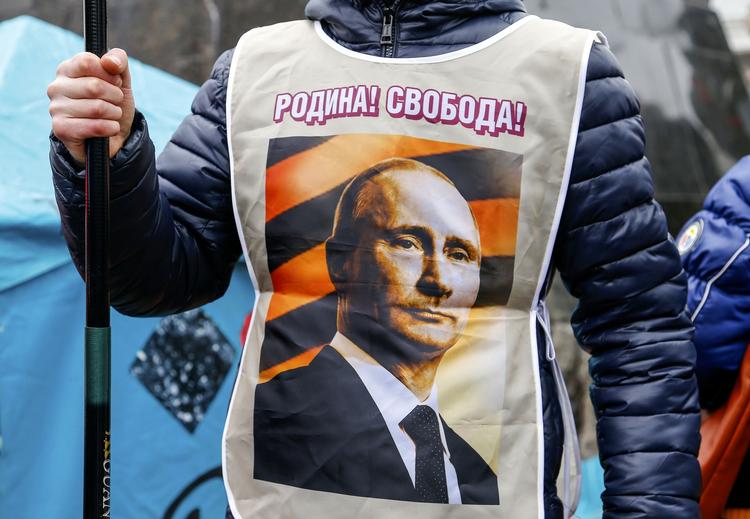 Støtte. Både på Krim og i det østlige Ukraine har der været store demonstrationer blandt borgere, som vil være en del af Rusland. Her i Donestsk i Ukraine i går. 