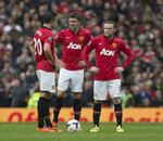 Stenansigter. Robin van Persie (tv), Michael Carrick og Wayne Rooney (th) havde svært ved at finde et passende ansigtsudtryk efter Liverpools første scoring. 