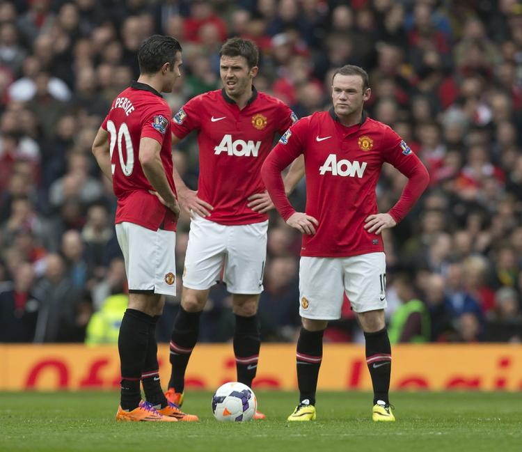 Stenansigter. Robin van Persie (tv), Michael Carrick og Wayne Rooney (th) havde svært ved at finde et passende ansigtsudtryk efter Liverpools første scoring. 