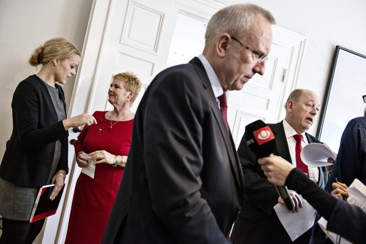 jasiger. Jørn Neergaard Larsen i Forligsinstitutionen i morges. Han er direktør i Dansk Arbejdsgiverforening, som allerede har sagt ja til det mæglingsskitse, som nu bliver sendt til urafstemning blandt over en halv million privatansatte lønmodtagere. 