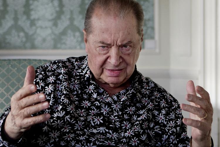 Ildebefindende. Rafael Frühbeck de Burgos fik det dårligt under koncerten i Washington. 