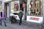 velbekomme. 36.000 take away-restauranter er tilsknyttet Just Eat-konceptet, hvor de betaler et beløb til Just Eat, hvor hvert måltid de sælger via sitet. 