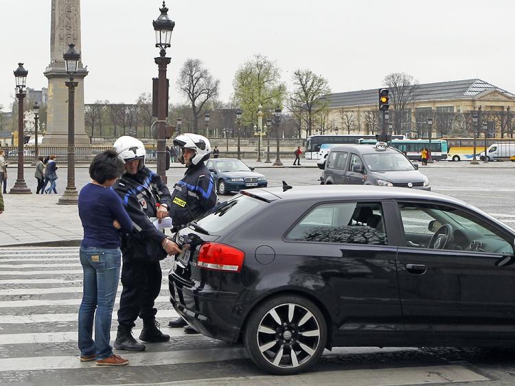 Forurening. Kun biler med et lige tal på nummerpladen må i dag køre i Paris. 
