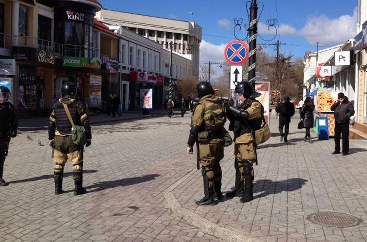 KRIMS GADER. her ses de godt panserede nye russiske soldater i Krims gader. 
