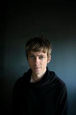 Fremmed. Theis Ørntofts digte er som »en mørk og fremmed stemme i struben«. 