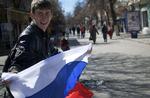 Russisk. En teenager løber gennem gaderne i Simferopol på Krim-halvøen i dag, efter at et flertal i går stemte for, at Krim skal slutte sig til Rusland. I dag har Ukraine hjemkaldt sin ambassadør i Rusland. 