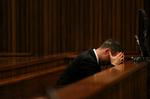 Tiltalt. Den drabstiltalte OL-løber, Oscar Pistorius, begraver hovedet i hænderne under dagens retsmøde i den sydafrikanske by Pretoria 