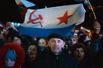 Nationaliseret. Støtter af Krims løsrivelse fra Ukraine og tilknytning til Rusland festede i gaderne efter mandagens folkeafstemning. I dag nationaliserede den nye regering ukrainske olie- og gasselskaber 