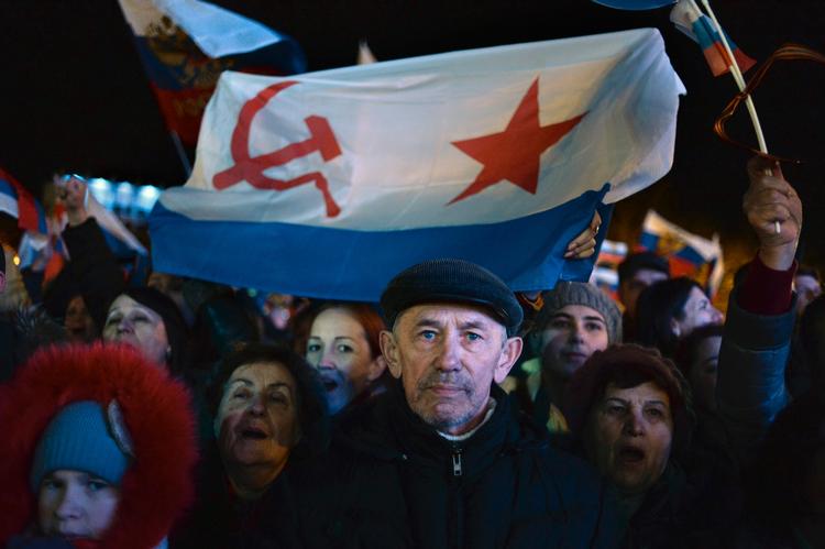 Nationaliseret. Støtter af Krims løsrivelse fra Ukraine og tilknytning til Rusland festede i gaderne efter mandagens folkeafstemning. I dag nationaliserede den nye regering ukrainske olie- og gasselskaber 