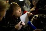 Protest. En pårørende til en af de savnede flypassagerer viser et skilt, hvor der står: »Sultestrejke-protest, respekter liv, få min pårørende hjem, vil ikke være et offer for politik, fortæl sandheden« 