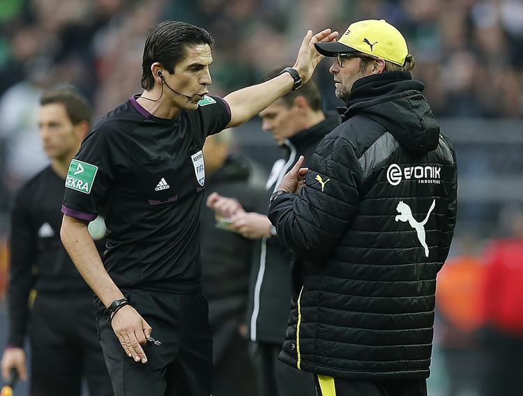 Synderegister. Otte gange i karrieren er Jürgen Klopp (th)  blevet sendt op på tribunen. 