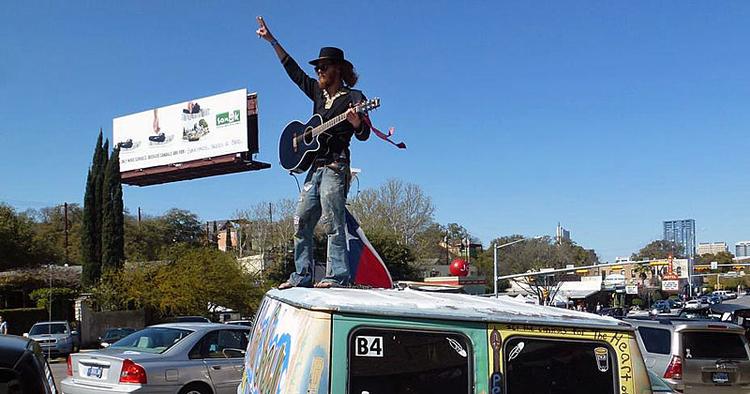 Toppen. Passende scener findes overalt. Her underholder Guitar Shawn på South Congress Avenue i Austin. 