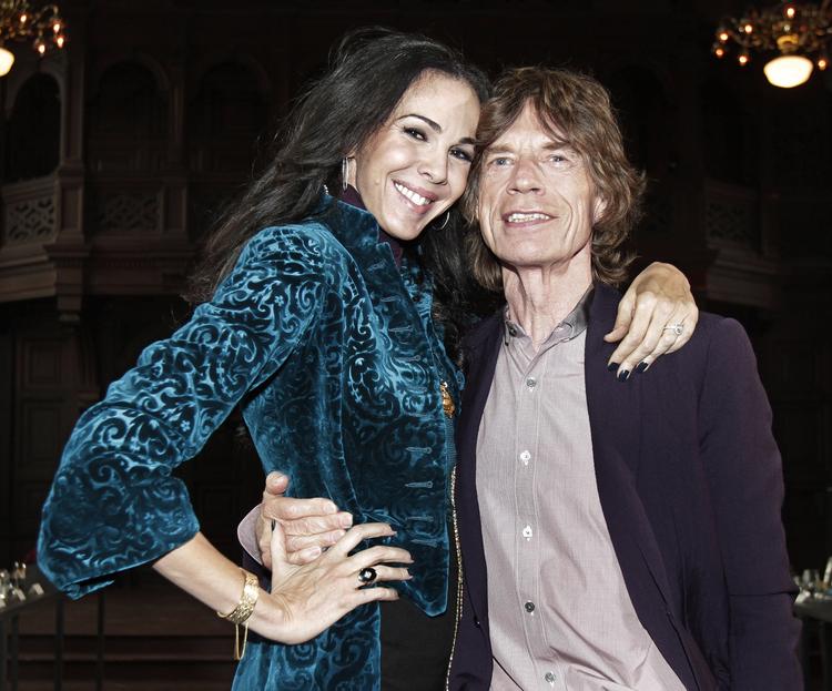 Dødsfald. Mick Jagger har forladt resten af Rolling Stones i Australien og er fløjet til New York, fordi hans kæreste L'Wren Scott er død. 
