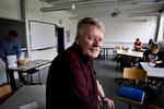 <cutline_leadin>GENSYN. </cutline_leadin>Ole Weischer stoppede som gymnasielærer på Maribo Gymnasium for to år siden. Her er han tilbage i sit gamle historielokale. Foto: Per Folkver 