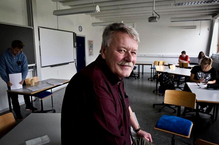 <cutline_leadin>GENSYN. </cutline_leadin>Ole Weischer stoppede som gymnasielærer på Maribo Gymnasium for to år siden. Her er han tilbage i sit gamle historielokale. Foto: Per Folkver 
