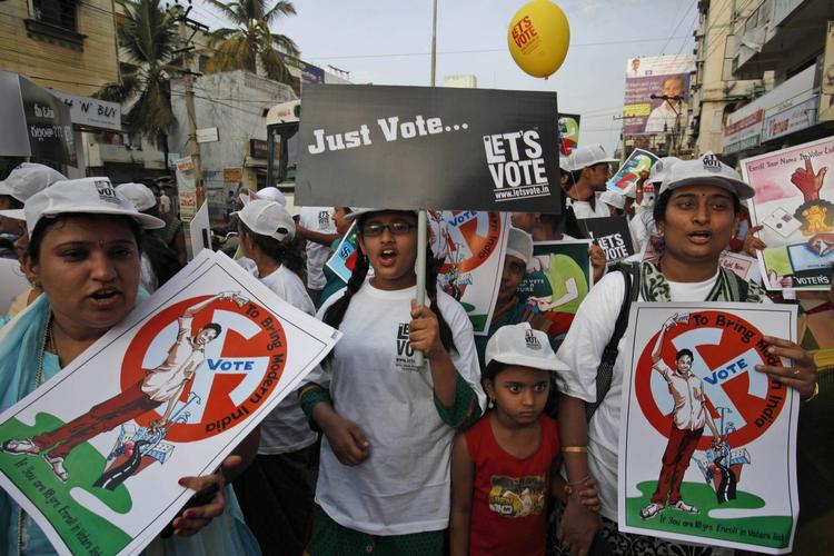 Parlamentsvalg. Skeptikere mener, at demokratiet kan blive Indiens største hindring, hvis ikke inderne formår at vælge en stærk leder, som kan samle et land med så mange modsætninger, som man overhovedet kan finde her på jorden, skriver Mrutyuanjai Mishra. 