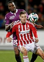 OPTUR. Kasper Risgård (forrest)i duel med Francis Dickoh i søndagenskamp mod FCM. 