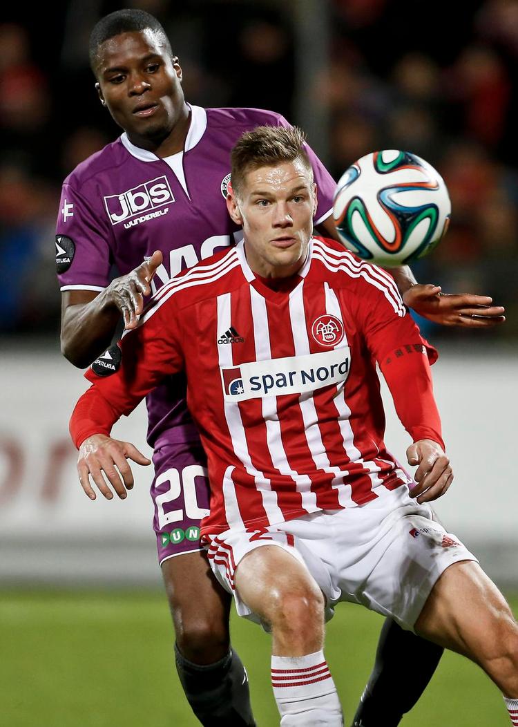 OPTUR. Kasper Risgård (forrest)i duel med Francis Dickoh i søndagenskamp mod FCM. 