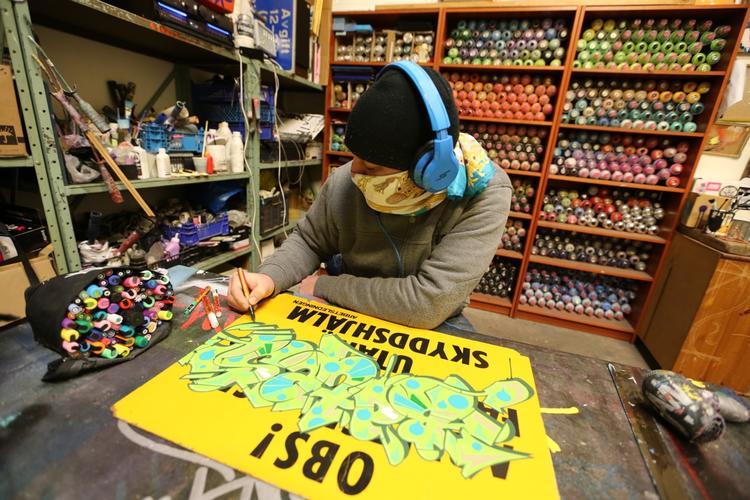 Bates er den danske graffittimaler, som fejrer 30 år med gadekunst 