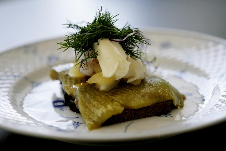 Sildemad. Aamanns Deli serverer flere forskellige slags smørrebrød. 