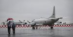 Eftersøgning. Et overvågningsfly fra det japanske luftvåben venter på at deltage i eftersøgningen af det forsvundne  Malaysian Arlines-fly, MH370, på en base i den malaysiske by Subang 