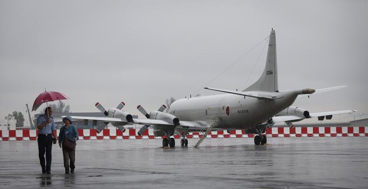 Eftersøgning. Et overvågningsfly fra det japanske luftvåben venter på at deltage i eftersøgningen af det forsvundne  Malaysian Arlines-fly, MH370, på en base i den malaysiske by Subang 