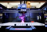 3D. Den teknologiske udvikling fører ikke uden videre til et billigt, kollektivt utopia. 