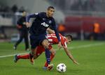 skadet. Chris Smalling (tv) under første kamp mod Olympiakos, hvor Manchester United leverede en blodfattig indsats. 
