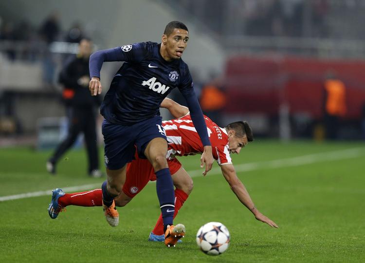 skadet. Chris Smalling (tv) under første kamp mod Olympiakos, hvor Manchester United leverede en blodfattig indsats. 