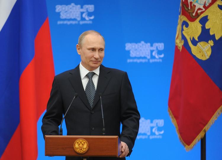 Visit. Vladimir Putin tog sig i går tid til at besøge de paralympiske vinterlege, der ligesom vinter-OL foregår i den russiske by Sotji. Men hans opmærksomhed er stadig på Krim. 