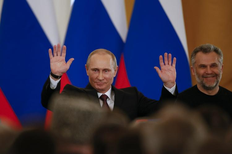 Ruslands præsident, Vladimir Putin,  søger at sikre sit eftermæle som den leder, der genrejste Rusland efter nederlaget i den kolde krig. I dag underskrev en aftale, der skal bane vej for den ukrainske Krim-halvøs optagelse i Rusland. 