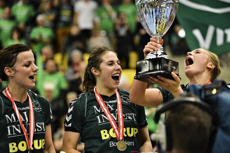 skifte? Isabelle Gulldén løfter trofæet, efter Viborg-sejr i pokalfinale mod FC Midtjylland. 